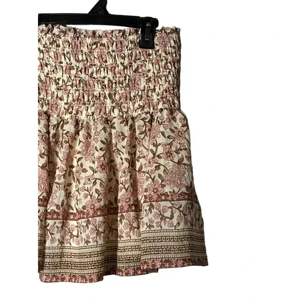 1696. BLU PEPPER SMOCKED AND FLARE SKIRT SIZE SMALL FLORAL PATTERN MINI LENGTH‎